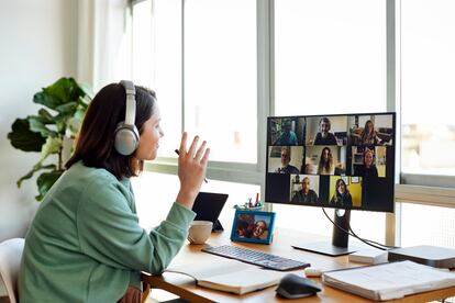 Una mujer realiza una videoconferencia de trabajo.