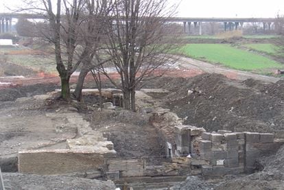 Excavación junto a la vía férrea alternativa del AVE Madrid-Valencia donde ha reaparecido la quinta esclusa del Real Canal de Manzanares.