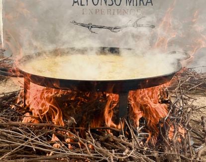 El arroz al sarmiento de conejo y caracoles serranos, pimientos y garbanzos del restaurante Alfonso Mira, cocinándose en el encuentro en la Alfubera.