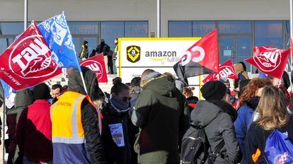 Trabajadores de Amazon concentrados ante el centro de San Fernando de Henares.