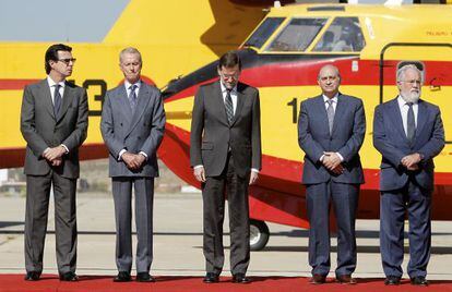 Rajoy y cuatro ministros en un homenaje a las fuerzas de lucha contra los incendios en 2012.