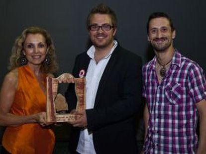 María Ángeles Fayos entrega el premio Avetid a Alberto Ibáñez y Pau Ayet