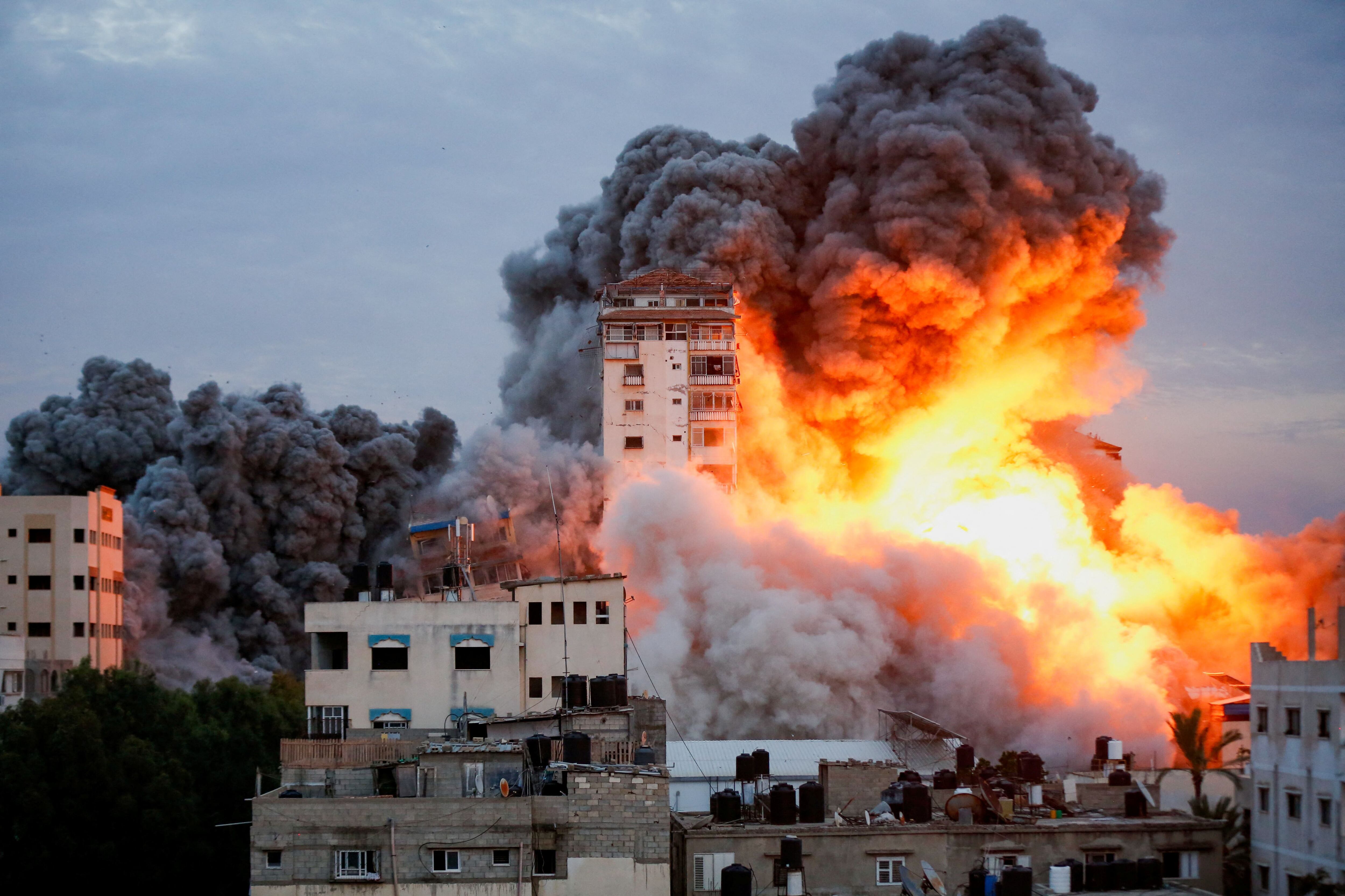 Un edificio en el centro de Gaza bombardeado por las fuerzas israelíes.