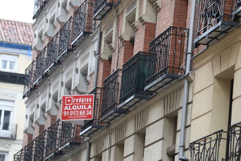 Un anuncio de piso en alquiler, el 31 de marzo en Madrid.