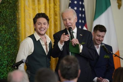 Niall Horan junto al presidente Joe Biden en la celebración del día de San Patricio en la Casa Blanca (Washington), el 17 de marzo de 2023.