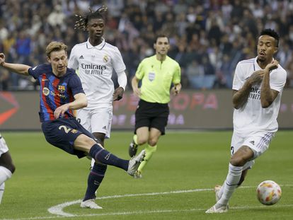 De Jong golpea el balón ante Militao y Camavinga durante la final de la Supercopa de España, disputada el pasado mes de enero en Arabia Saudí.