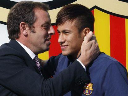 Neymar junto a su presidente, Sandro Rosell.