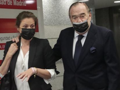 Fernando Fernández Tapias y su esposa, Nuria González, el pasado martes en Madrid a su llegada al juicio en el que el empresario se defendió de la demanda presentada por sus tres hijos mayores.