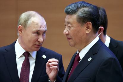 El presidente de Rusia, Vladímir Putin, a la izquierda, junto a su homólogo chino, Xi Jinping, durante la cumbre de la Organización de Seguridad de Shanghái, en Samarcanda (Uzbekistán), el viernes pasado.