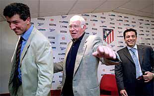 Miguel Ángel Gil, Luis Aragonés y Paulo Futre se despiden tras la presentación del técnico madrileño./