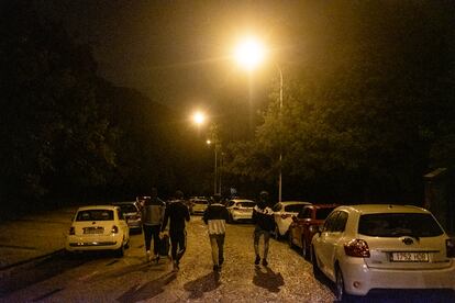 Un grupo de jovenes en las inmediaciones de Moncloa, después de que la policía les requisase el alcohol.