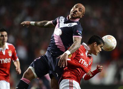 Julien Faubert del Burdeos choca con el defensa del Benfica Andre Almeida.