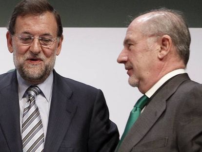 El expresidente del Gobierno, Mariano Rajoy, junto al expresidente de Caja Madrid, Rodrigo Rato.