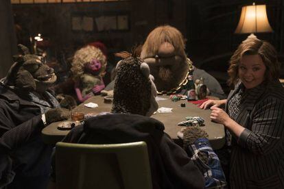 Melissa McCarthy y las marionetas en '¿Quién está matando a los moñecos?'.