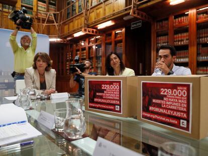 La ministra de Justicia, Dolores Delgado (i), durante la reunión que ha mantenido esta mañana con la secretaria de Estado para el Deporte, María José Rienda (2d), el exciclista Alberto Contador y la impulsora de la campaña, Anna González.