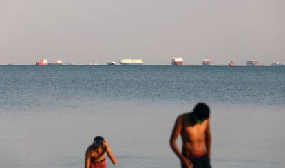 Gran cantidad de barcos esperan en la entrada del canal de Suez, cerca de la ciudad de Ismailía. La aseguradora alemana Allianz publicó el viernes un informe sobre la situación en el canal de Suez, en el que cifraba las pérdidas semanales para el comercio mundial entre los 6.000 y los 10.000 millones de dólares (entre 5.090 y 8.485 millones de euros).