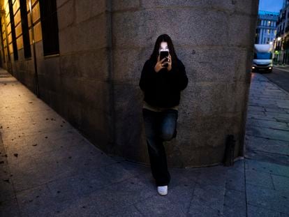 Una adolescente, con su móvil en Madrid.