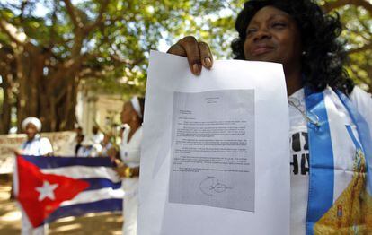 La lider de las Damas de Blanco, Berta Soler, muestra la carta de Obama