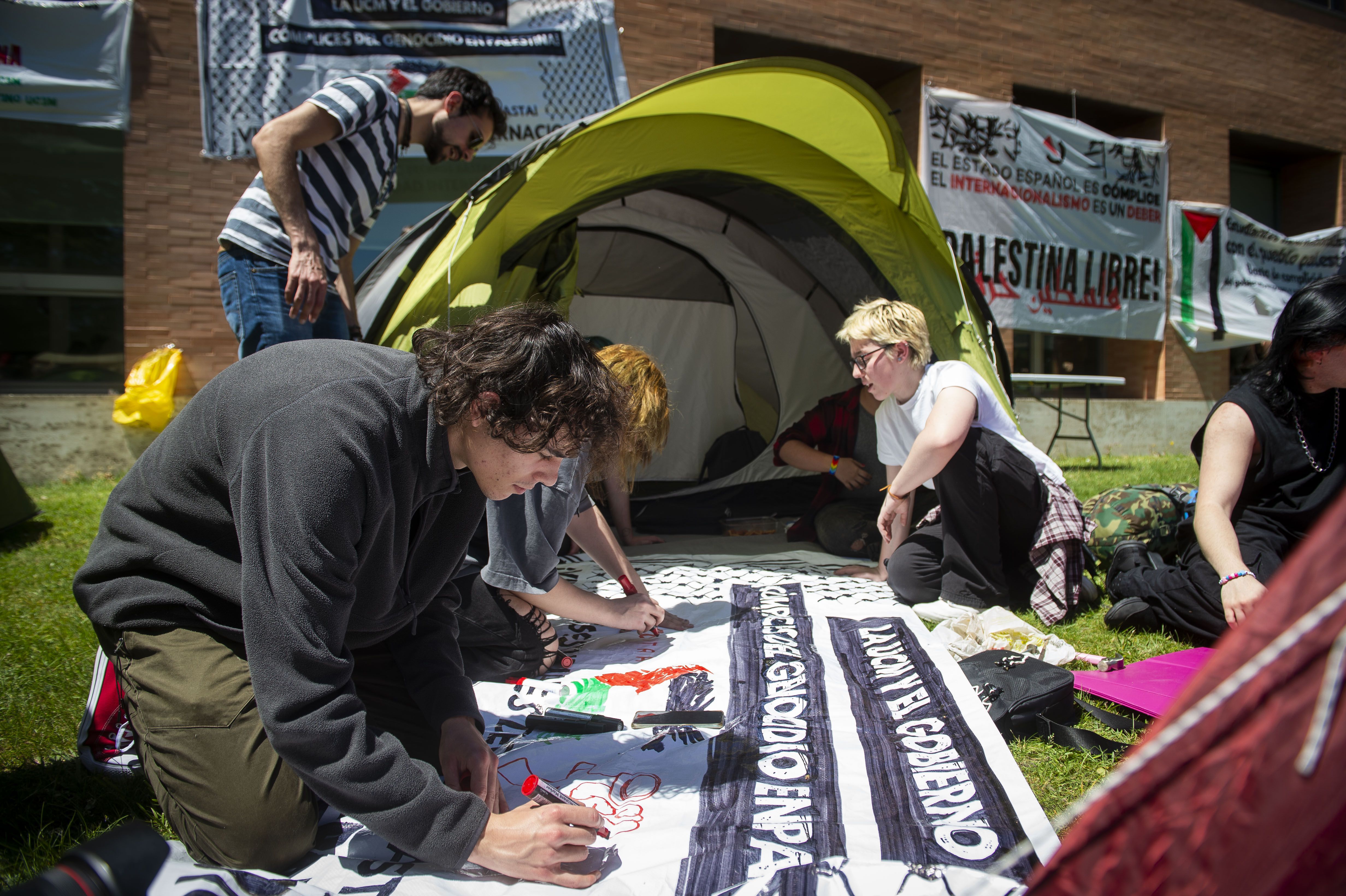 Ayuso traslada su batalla ideológica a las universidades en una estela trumpista