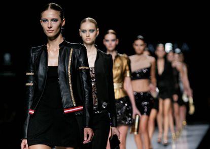 Propuestas presentadas por Felipe Varela este lunes en la Mercedes-Benz Fashion Week.