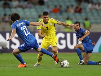 Un jugador de Kosovo (amarillo) regata ante jugadores de Azerbaiyán.