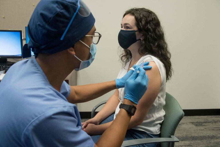 Un sanitario inyecta a una voluntaria la vacuna experimental de Moderna en la ciudad estadounidense de Detroit.