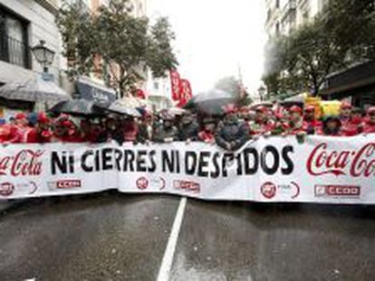Los trabajadores de Coca-Cola se manifiestan hoy en Madrid contra el expediente de regulaci&oacute;n de empleo (ERE) anunciado por la empresa.
