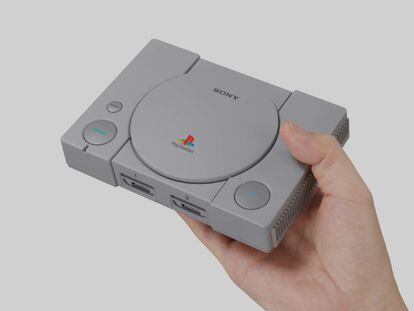 La PlayStation Classic, en versión mini, comparte el diseño, modo de juego y los mismos videojuegos que la original lanzada al mercado en 1994.