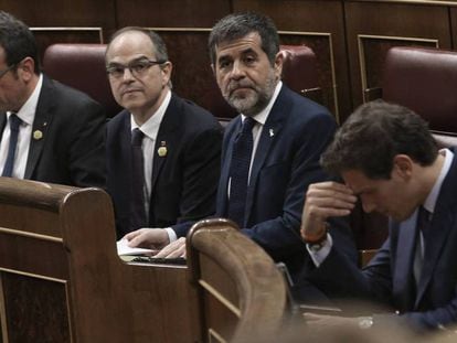 Los diputados catalanes en prisión preventiva, de izquierda a derecha, Josep Rull, Jordi Turull, y Jordi Sànchez, junto a Albert Rivera. En vídeo, momento en el que Junqueras acata la Constitución.