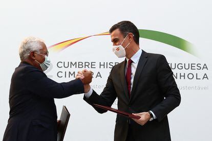 El primer ministro portugués, António Costa, y el presidente del Gobierno, Pedro Sánchez, en la cumbre hispano-lusa celebrada este jueves en Trujillo (Cáceres).