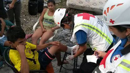 Un equipo de la Cruz Roja atiende a heridos por el terremoto de Ecuador.