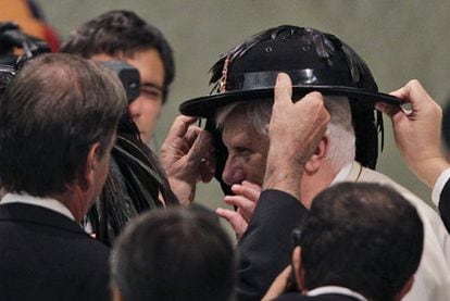 Benedicto XVI se coloca un gorro del cuerpo de los Bersaglieri, del Ejército italiano.