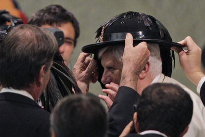 Benedicto XVI se coloca un gorro del cuerpo de los Bersaglieri, del Ejército italiano.