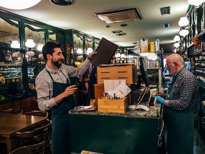 Trabajadores de hostelería en Santiago de Compostela, este lunes.