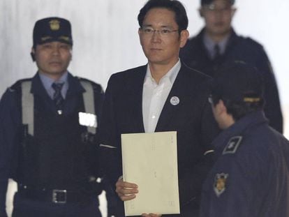 Lee Jae-Yong, en el centro, a su llegada ante el tribunal de apelaci&oacute;n surcoreano.