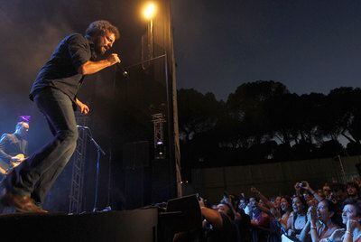 Carlos Tarque, durante el concierto que M-Clan ofreció en el escenario de la Puerta del Ángel el pasado 25 de julio.