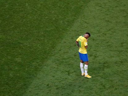 Neymar se lamenta tras la eliminación de Brasil en Kazán.
