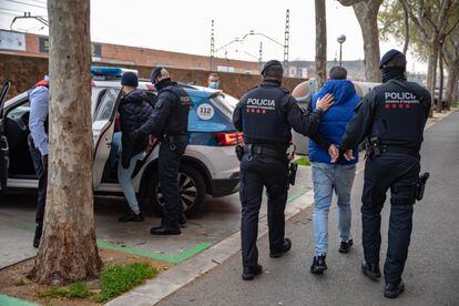 Detenidos durante la operación policial de hoy en el barrio de La Verneda de Barcelona.
