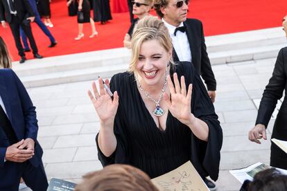 Greta Gerwig saludaba al público a su llegada al estreno de la película 'White Noise', el miércoles en el festival de Venecia.