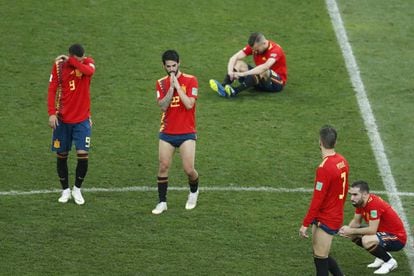 Los jugadores de España, tras consumarse su eliminación en la tanda de penaltis.