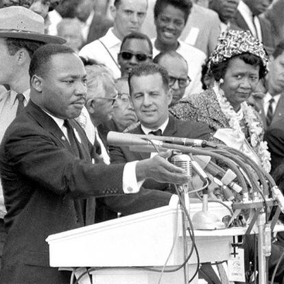 A la derecha, Dorothy Height escucha a Martin Luther King durante su discurso <i>I have a dream </i><b>en 1963.</b>