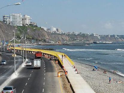 Vista de la playa La Pampilla, en Lima, donde se construye el malec&oacute;n rodeado por una valla amarilla.