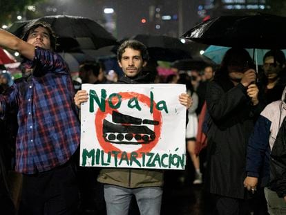 Manifestantes contra la militarización de la Guardia Nacional, en Ciudad de México.