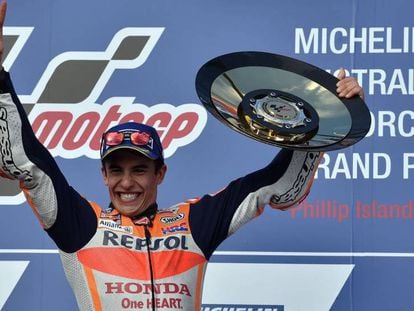 FOTO: Marc Márquez, en el podio del GP de Australia. / VÍDEO: Fragmento de la carrera.