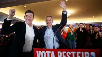 El candidato socialista, José Ramón Gómez Besteiro, y José Luis Rodríguez Zapatero, este martes en Lugo.