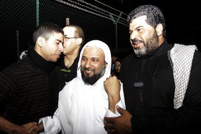 El clérigo chií Abdel Hadi al-Mukhaider, en el centro, acusado de conspirar contra el régimen, sale de prisión