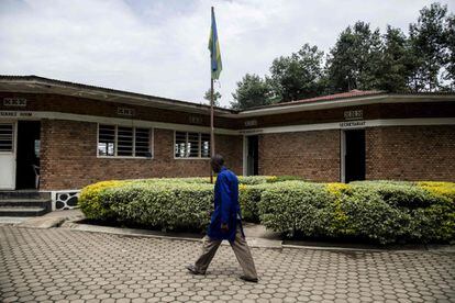 Tras el genocidio, en el que también perecieron numerosos hutus moderados, tomó el control del país el Frente Patriótico de Ruanda (RPF), milicia que entonces lideraba el actual presidente, el tutsi Paul Kagame. En la imagen, Focus Twiringiyimana, 47 años, excombatiente de las Fuerzas de Liberación Democrática de Ruanda (FLDR), pasa por delante de las oficinas de la administración mientras se dirige a un centro de formación profesional en el Centro de Reintegración y Desmovilización en Mutobo, el 5 de marzo de 2019.