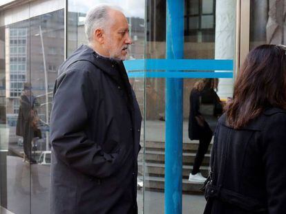 Miguel Reija, delegado de Loterías en A Coruña y hermano del lotero, este viernes a su llegada a los juzgados de la ciudad.