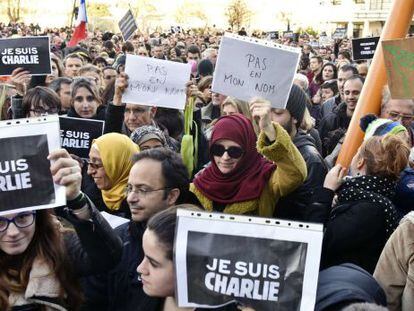 Manifestantes de La Rochelle, en el oeste de Francia, muestran carteles con las frases “Yo soy Charlie” y “No en mi nombre”.