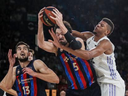 Sanli atrapa el rebote ante TavaresM durante la final de la Supercopa Endesa entre el Real Madrid y el FC Barcelona, disputada este domingo.